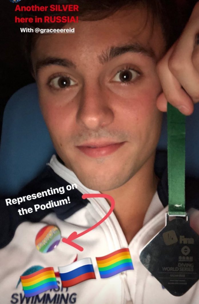 Tom Daley exibe medalha de prata conquistada em Campeonato na Rússia