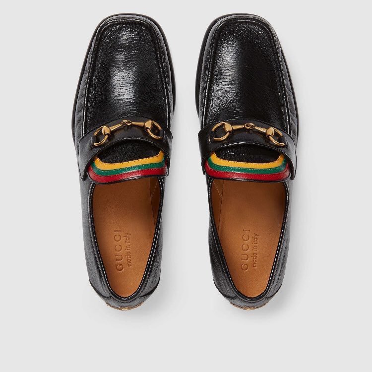 Sapatos estilo mocassim da Gucci, utilizado pelo cantor Harry Styles