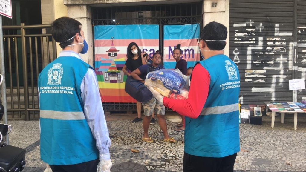 Nélio Georgini e Erick Witzel entregam cestas básicas na ocupação Casa Nem (Divulgação)