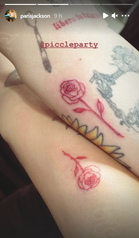 Imagem de Paris Jackson mostrando sua nova tatuagem 