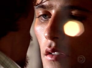 Globo faz revelação sobre beijo gay de uma de suas novelas