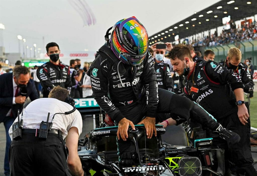 Hamilton usa capacete nas cores LGBTQIA+ em GP do Qatar