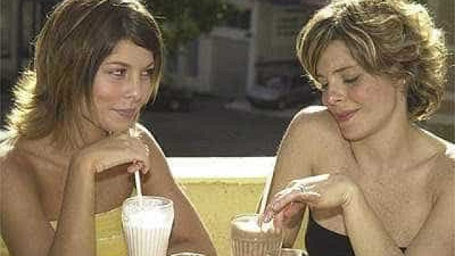 Após cortes, Globo exibe cena de selinho entre lésbicas na reprise de Senhora do Destino