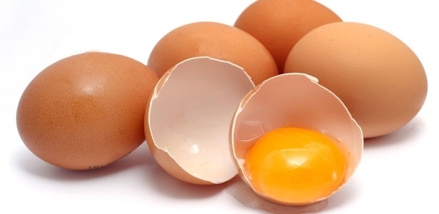 Com ajuda do namorado, homem insere 15 ovos cozidos no ânus e vai ...