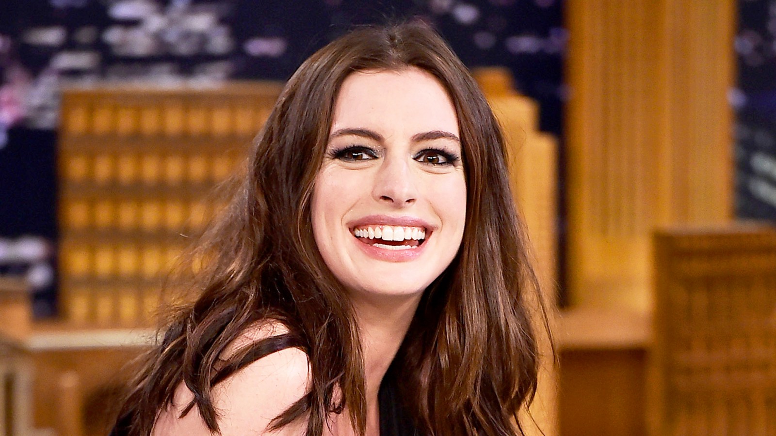 Anne-Hathaway-Biography-and-Networth..jp