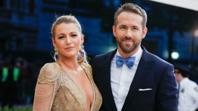 Ryan Reynolds elogia modelo que posou nu com sua esposa Blake Lively