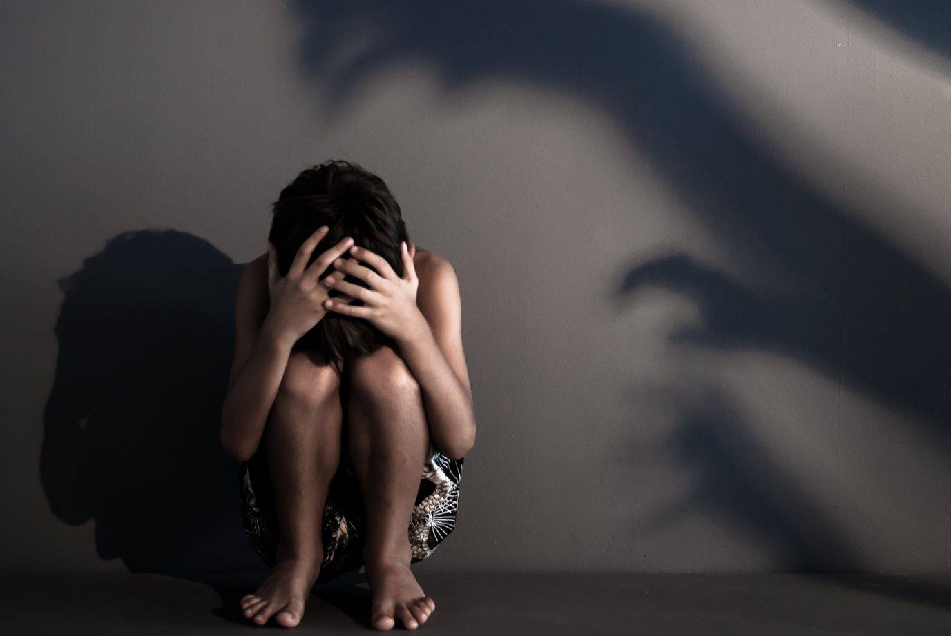 Garoto britânico de 13 anos sofre abuso sexual de 21 homens