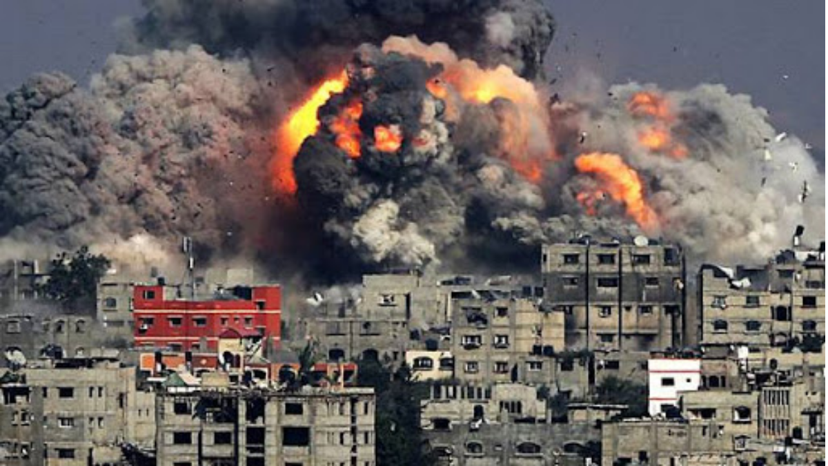 Militares de Israel derrubam prédio de 13 andares em Gaza